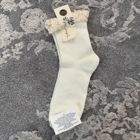 NWT Free People Ivory Baby Socks - Picture 3 of 3